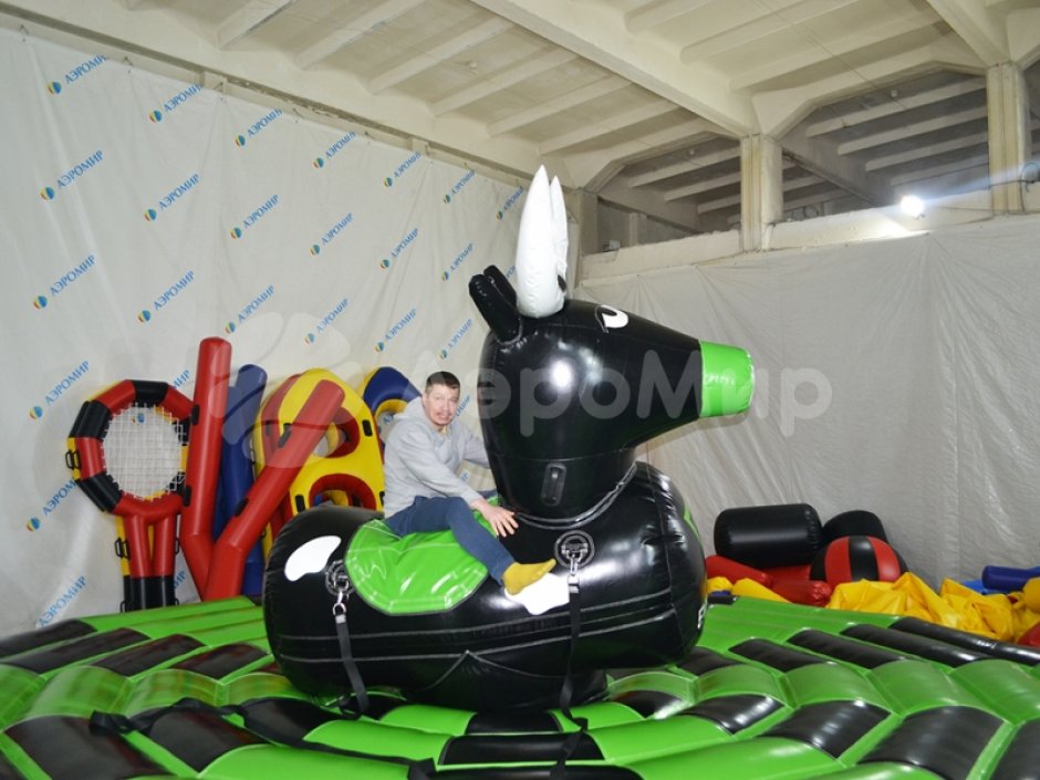 Родео на быке — популярная вариация аттракциона Бешеный бык