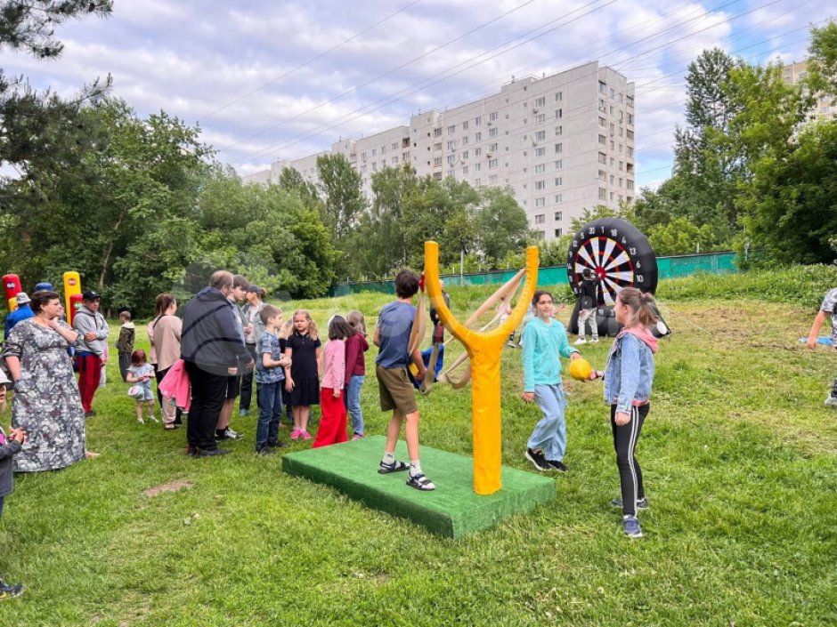 Гигантская Рогатка — большой командный аттракцион на меткость и ловкость
