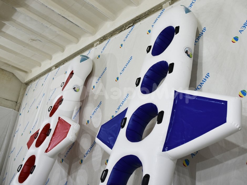 Самолет — игровое оборудование на силу и ловкость