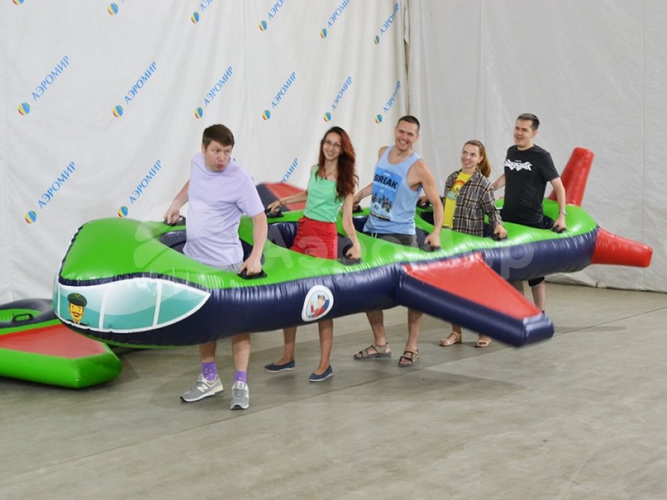 Самолет — игровое оборудование на силу и ловкость