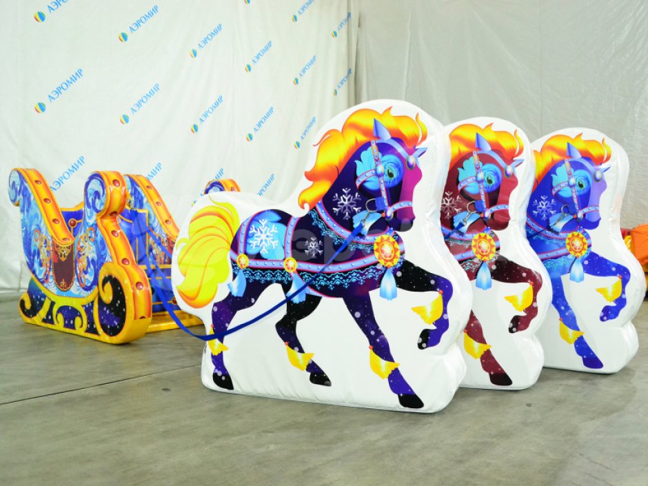 Фотозона «Сани с лошадками» — яркая композиция из саней и тройки