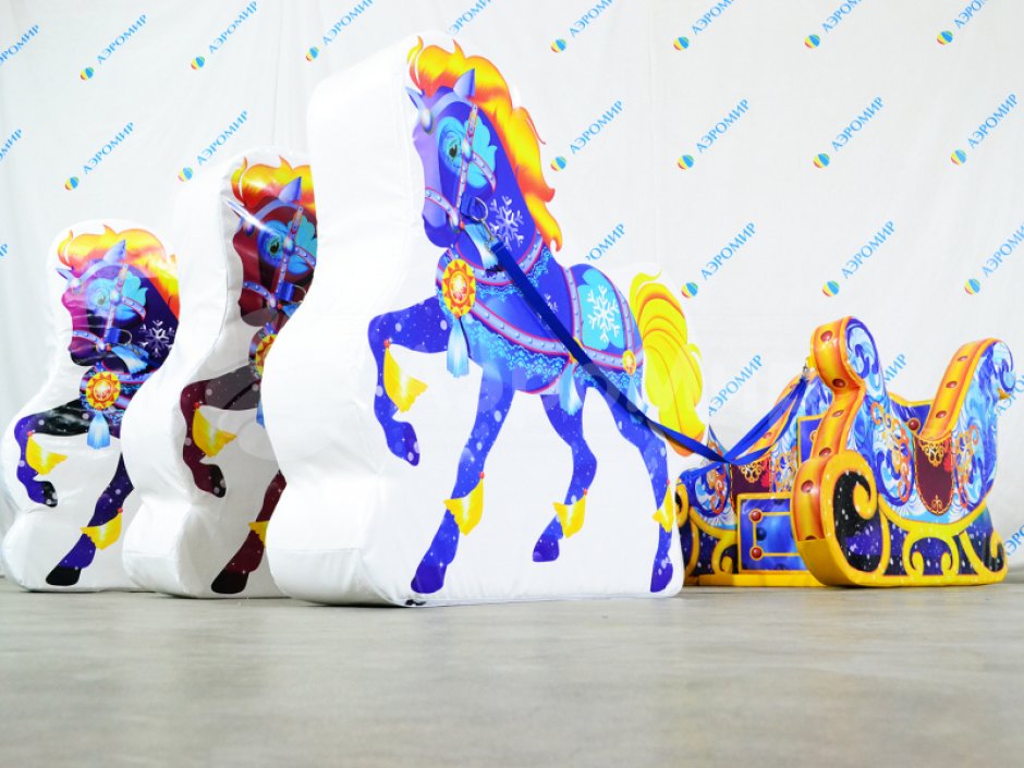 Фотозона «Сани с лошадками» — яркая композиция из саней и тройки