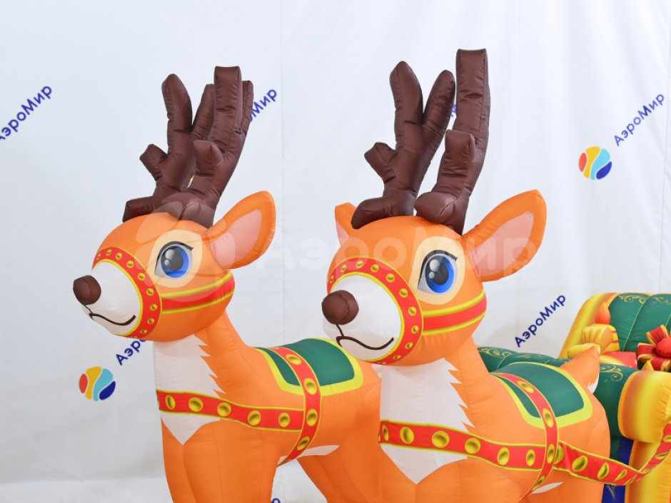 Надувные сани с оленями — праздничная фотозоны и декор