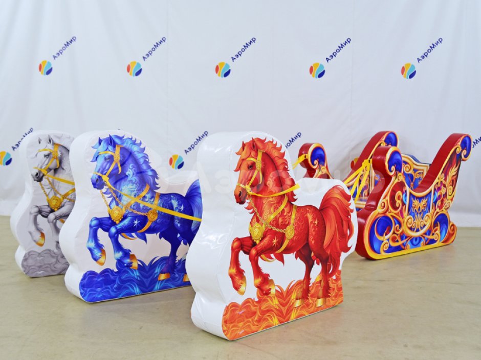 Фотозона «Сани с лошадками» — яркая композиция из саней и тройки