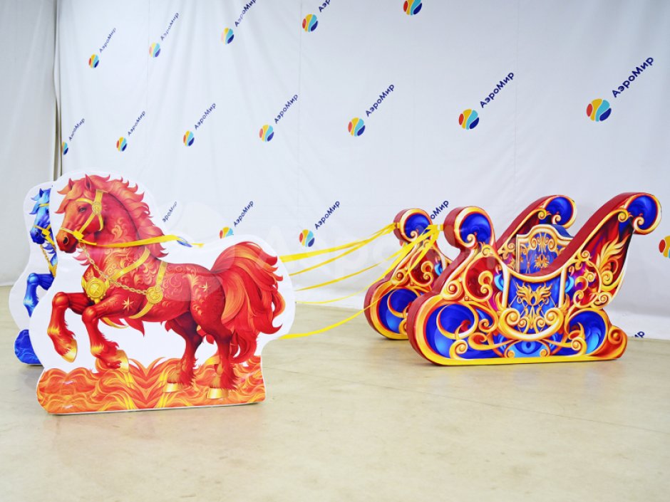 Фотозона «Сани с лошадками» — яркая композиция из саней и тройки