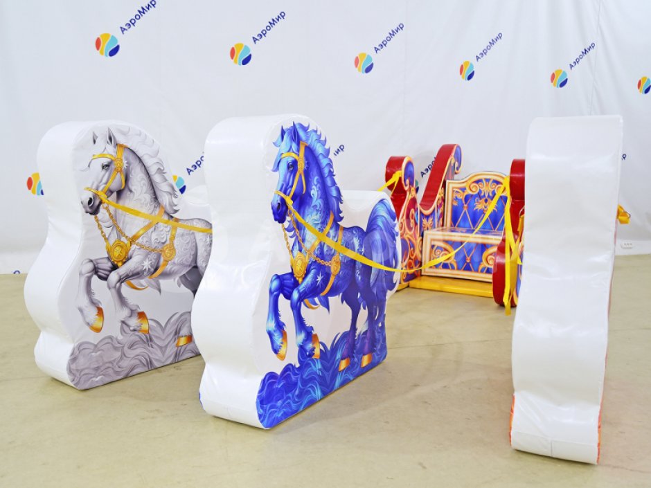 Фотозона «Сани с лошадками» — яркая композиция из саней и тройки