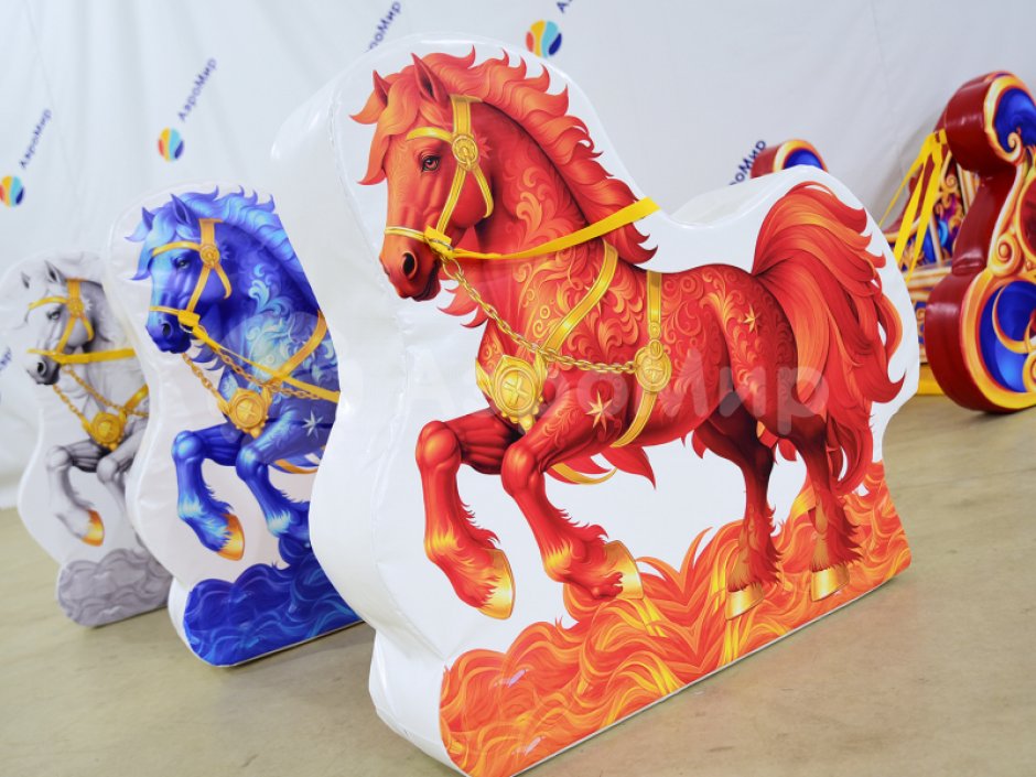 Фотозона «Сани с лошадками» — яркая композиция из саней и тройки