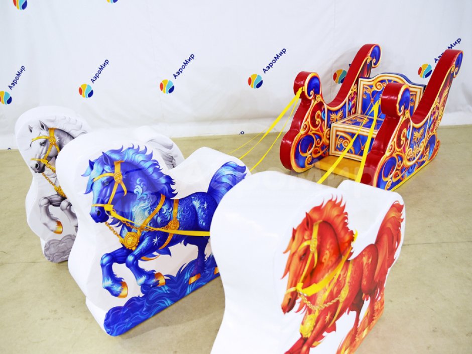 Фотозона «Сани с лошадками» — яркая композиция из саней и тройки