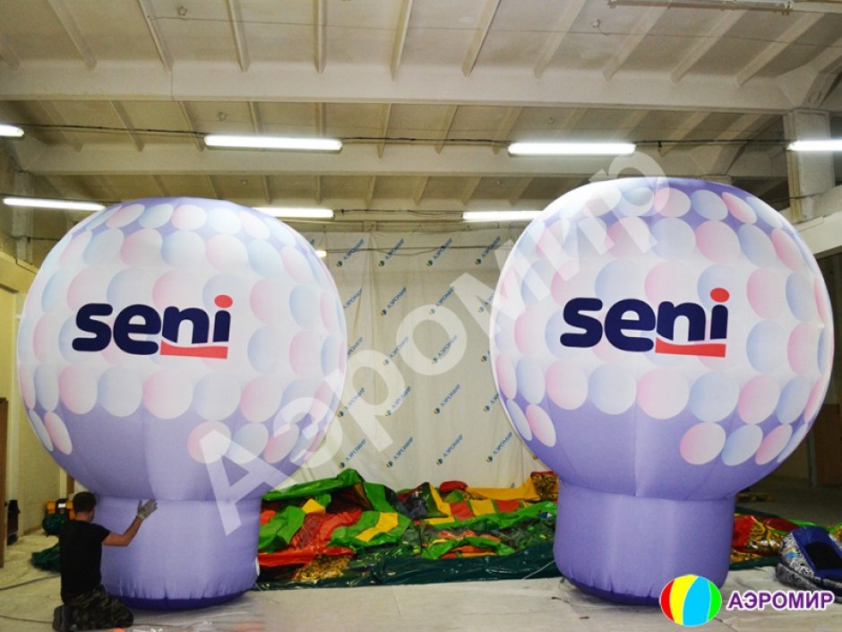Надувной рекламный шар на опоре круглой формы с логотипом