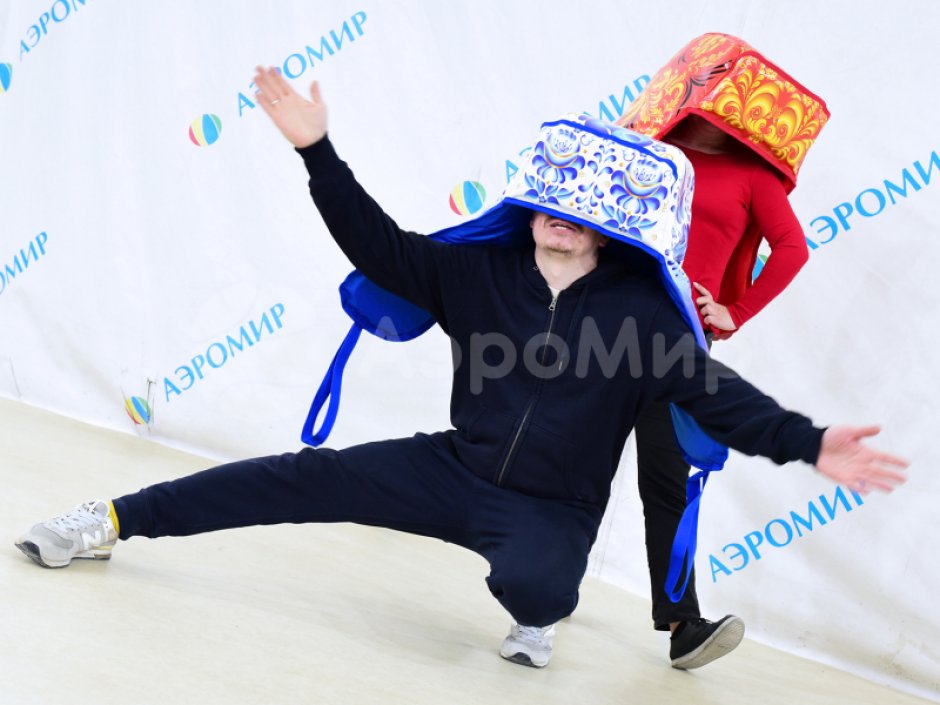 Гигантская шапка — реквизит для праздника и игр