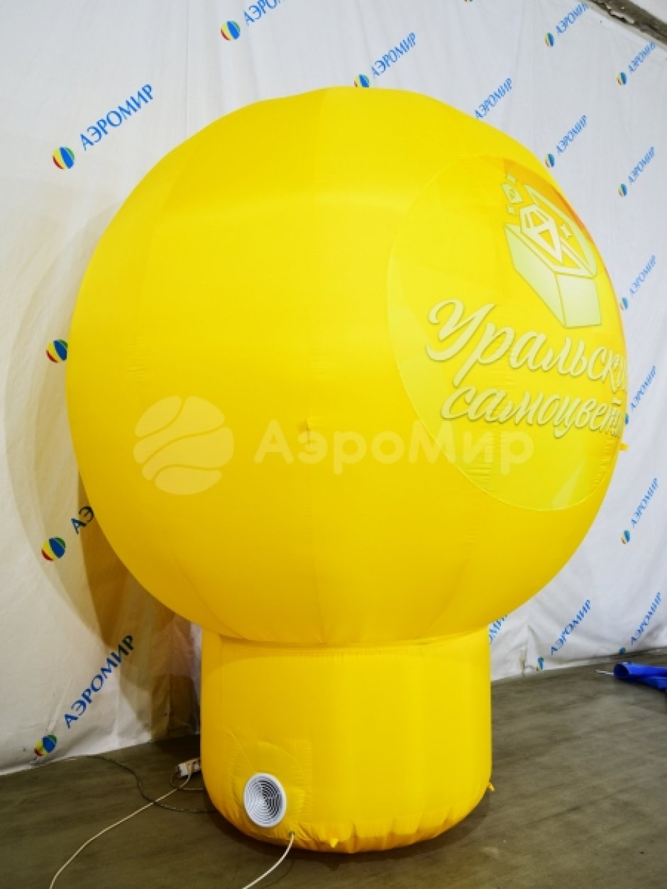 Надувной рекламный шар на опоре круглой формы с логотипом