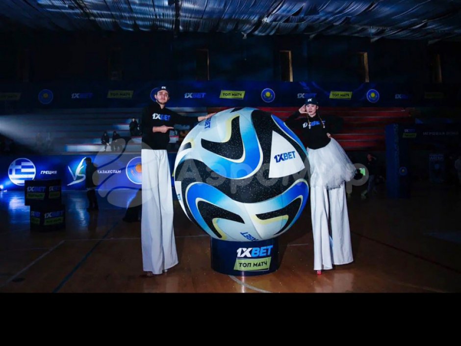 Надувной футбольный мяч на опоре