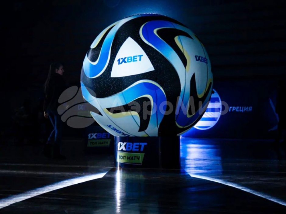 Надувной футбольный мяч на опоре