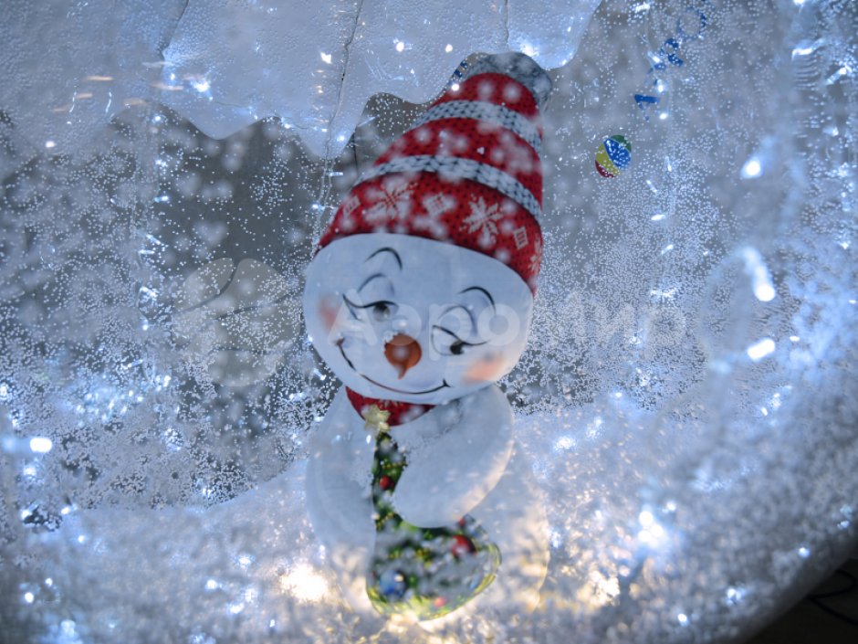 Ёлочный шар с игрушкой внутри — с эффектом вращения и яркой подсветкой