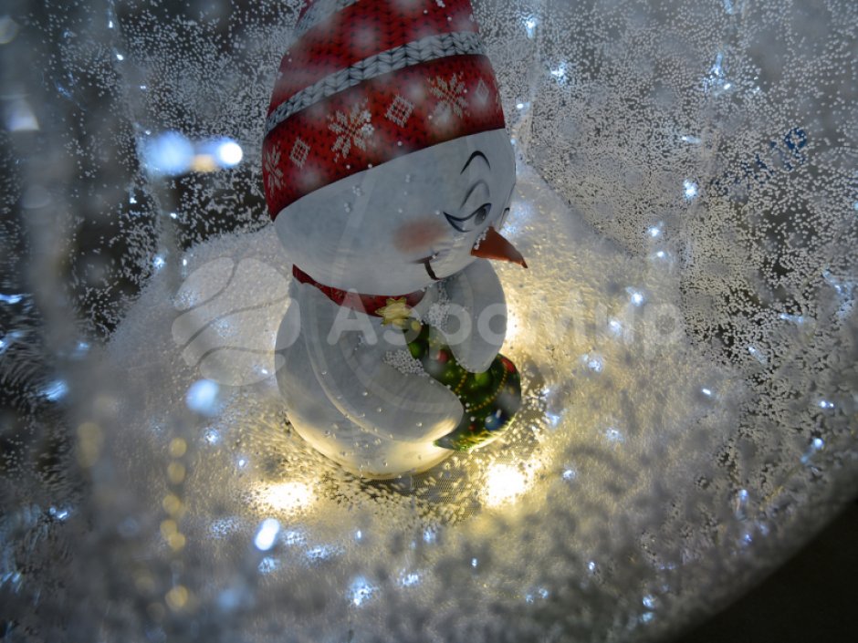 Ёлочный шар с игрушкой внутри — с эффектом вращения и яркой подсветкой