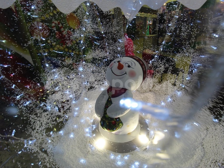 Ёлочный шар с игрушкой внутри — с эффектом вращения и яркой подсветкой