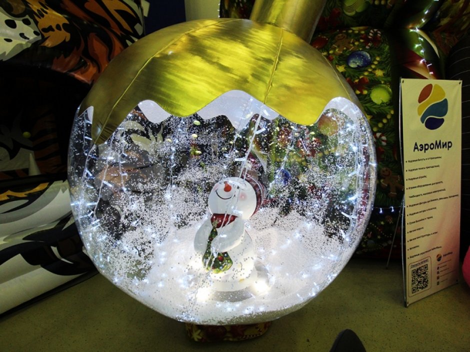 Ёлочный шар с игрушкой внутри — с эффектом вращения и яркой подсветкой