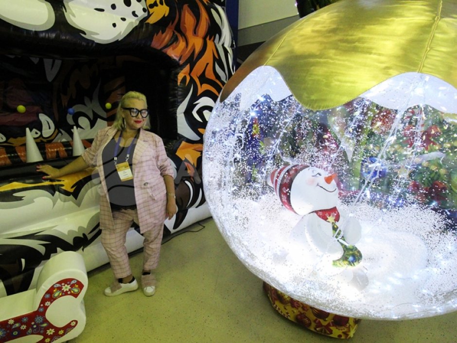 Ёлочный шар с игрушкой внутри — с эффектом вращения и яркой подсветкой