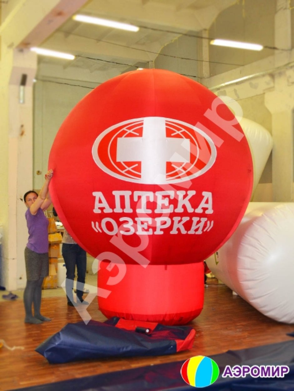 Надувной рекламный шар на опоре круглой формы с логотипом