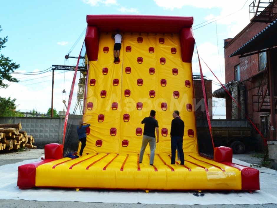 Надувной скалодром