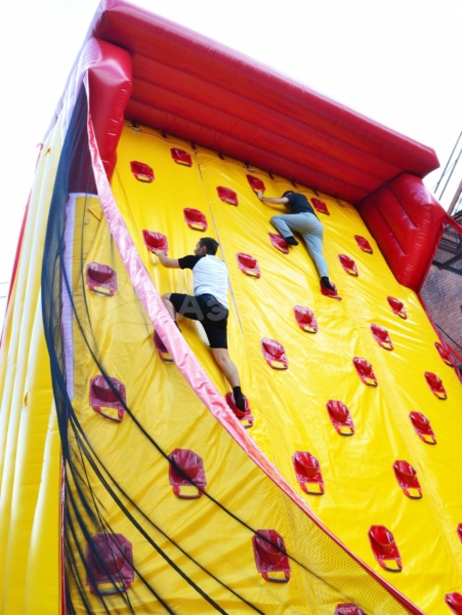 Надувной скалодром