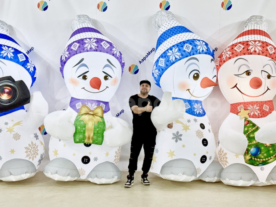 Надувной Снеговик с ёлкой — большая уличная фигура с подсветкой