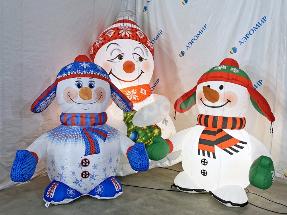 Надувной Снеговик с ёлкой — большая уличная фигура с подсветкой