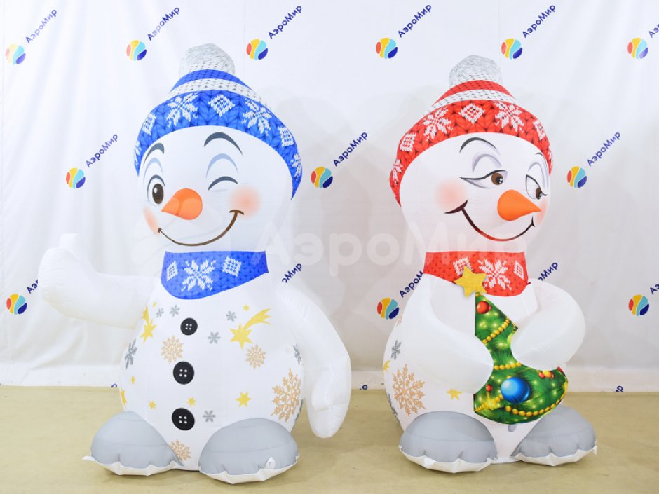 Надувной Снеговик с ёлкой — большая уличная фигура с подсветкой
