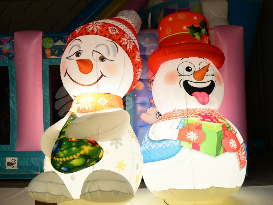 Надувной Снеговик в шапке для улицы с подсветкой
