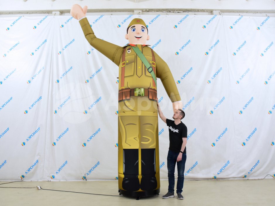 Надувная фигура Солдата — торжественное оформление Дня Победы