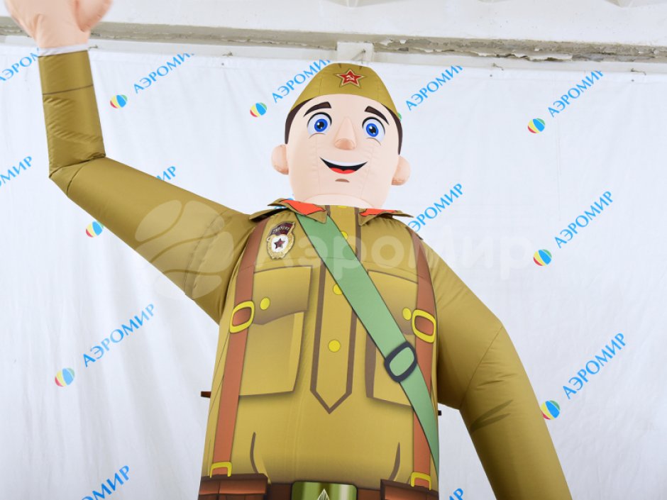 Надувная фигура Солдата — торжественное оформление Дня Победы