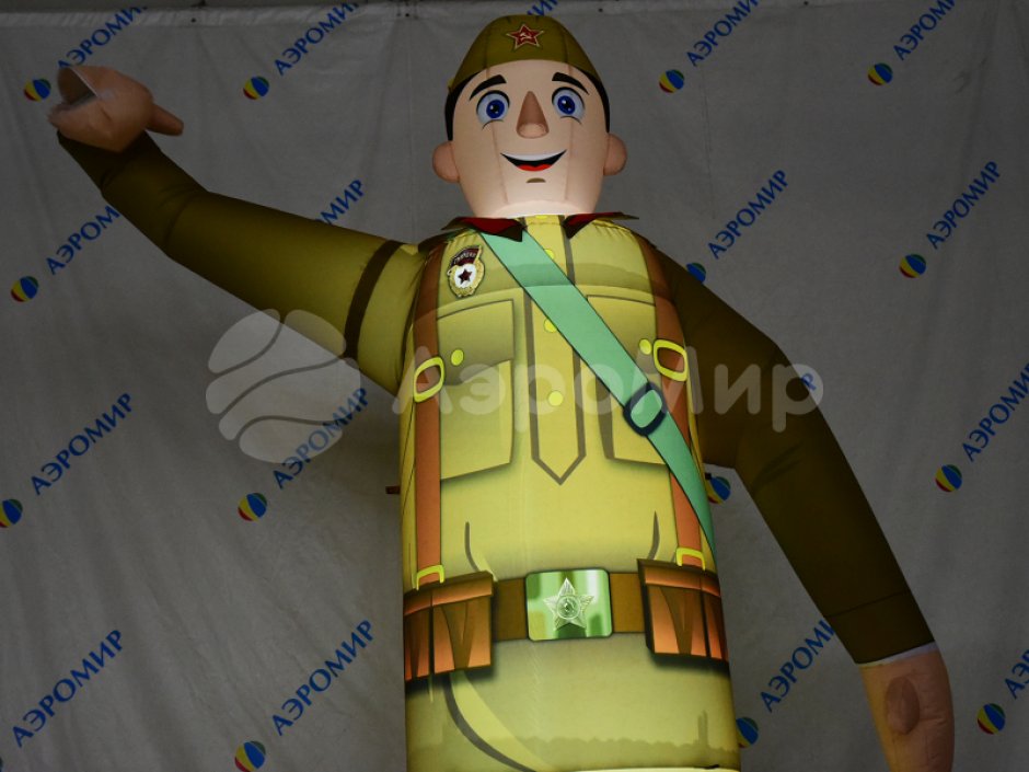 Надувная фигура Солдата — торжественное оформление Дня Победы