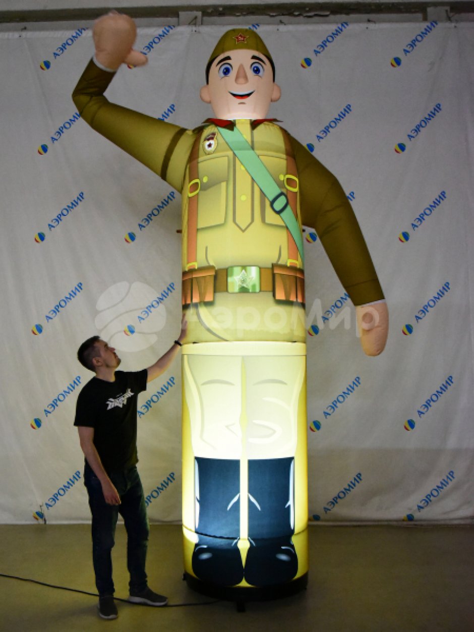 Надувная фигура Солдата — торжественное оформление Дня Победы