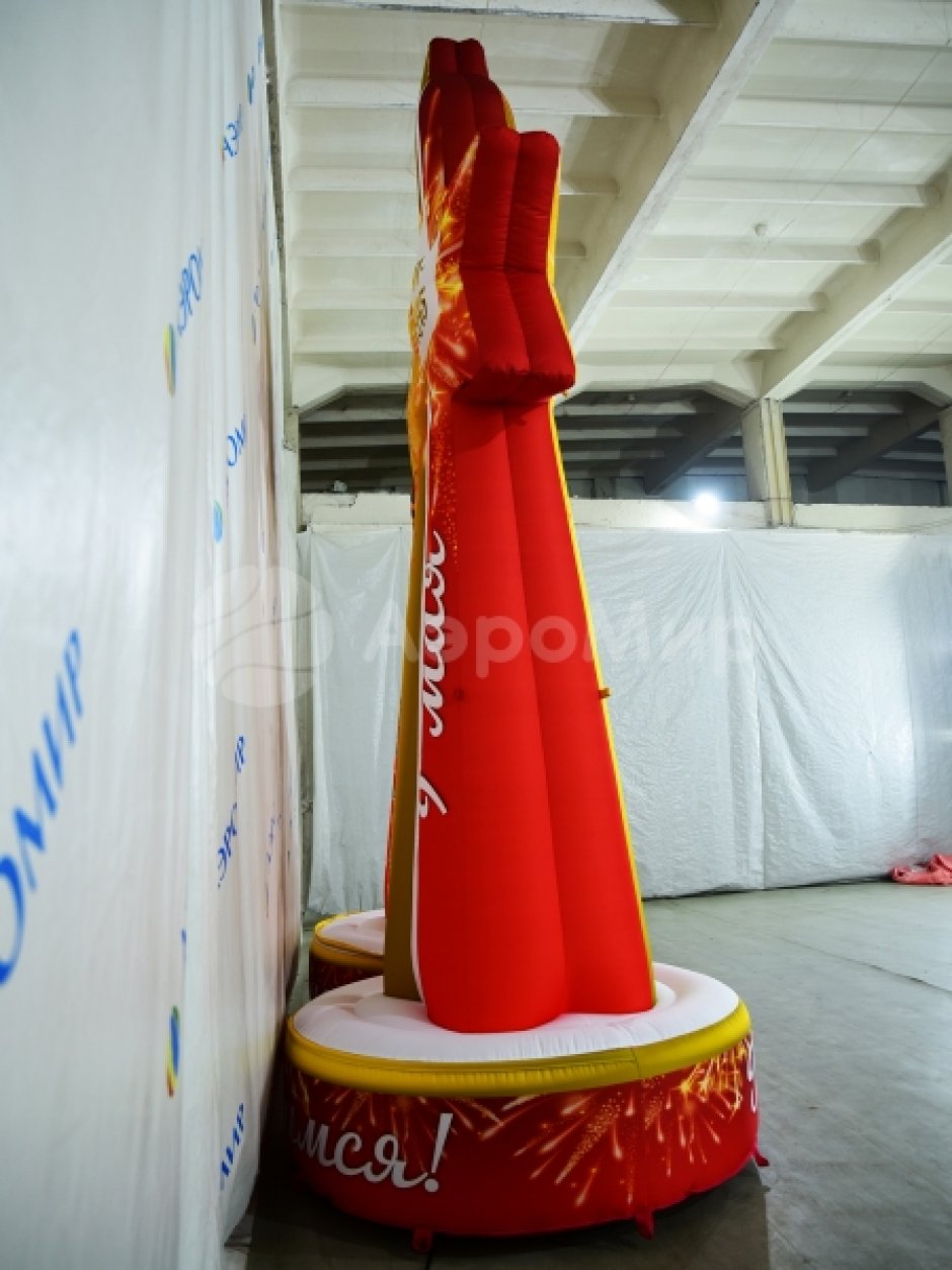 Стела со звездой — надувная фигура для торжественного оформления 9 мая и Дня Победы