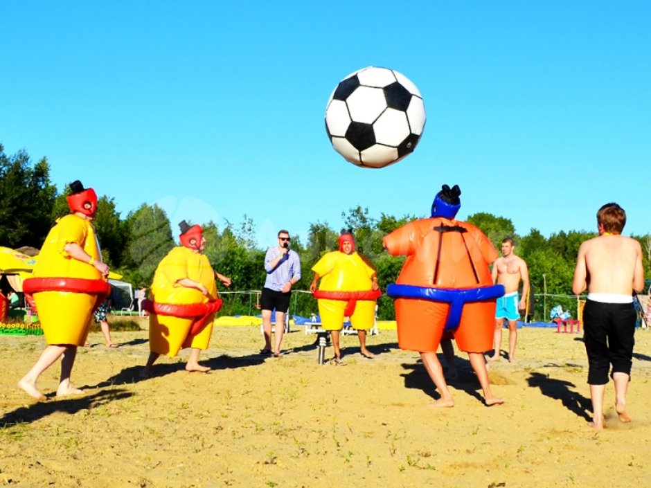 Сумобол — забавный командный аттракцион с большим мячом