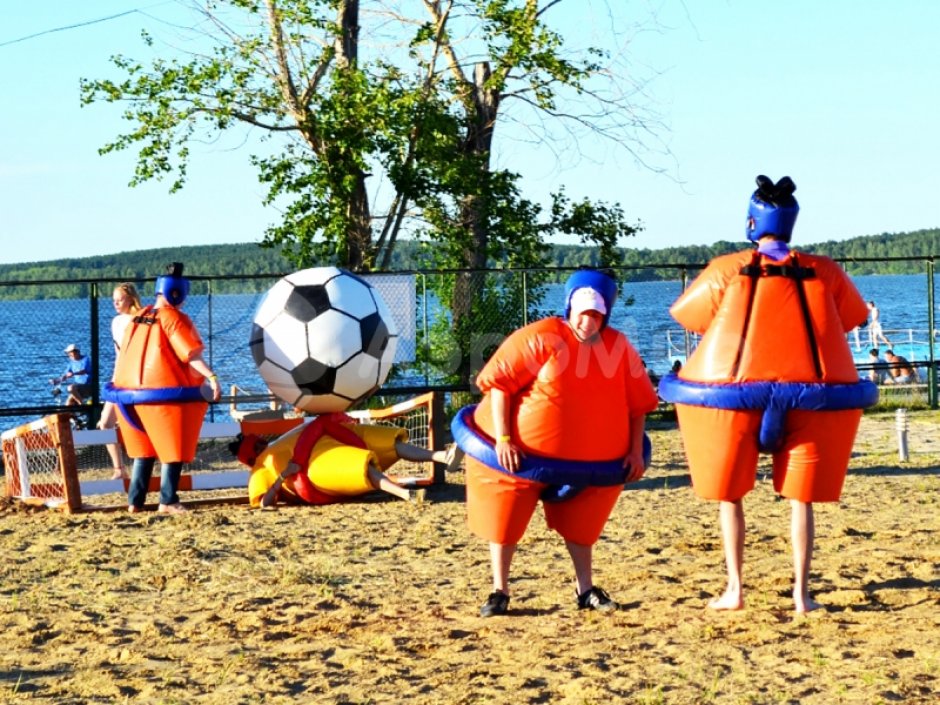 Сумобол — забавный командный аттракцион с большим мячом