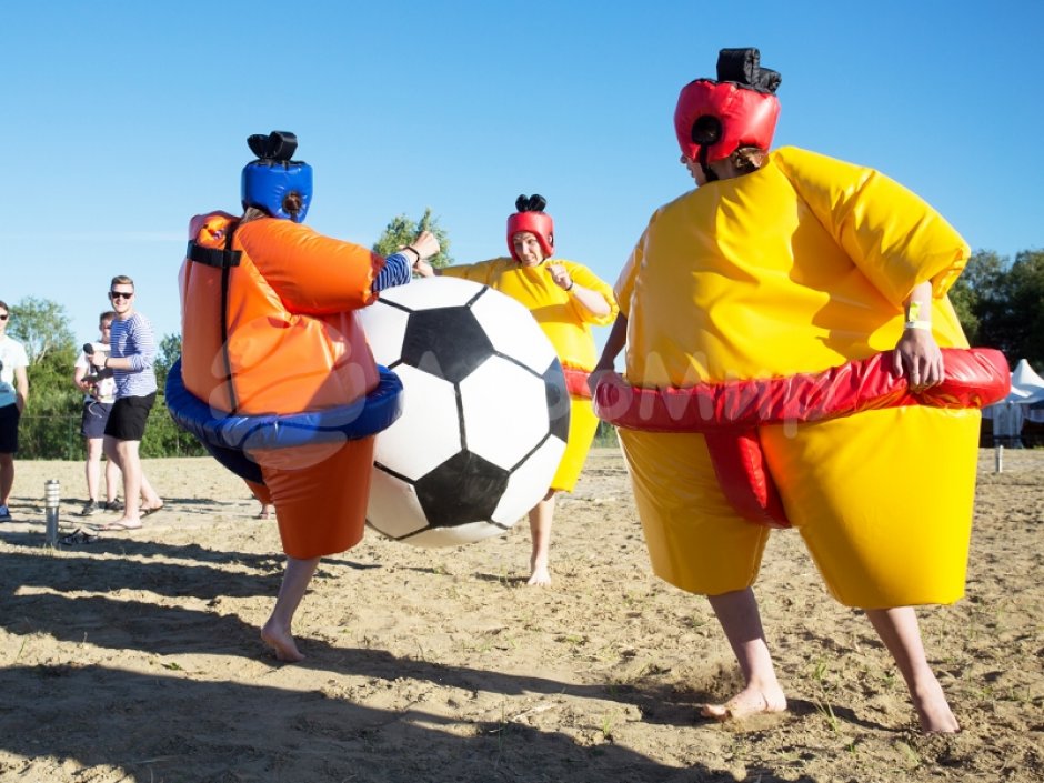 Сумобол — забавный командный аттракцион с большим мячом