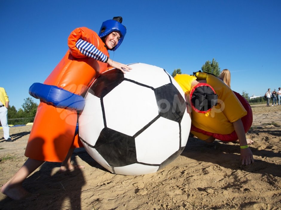 Сумобол — забавный командный аттракцион с большим мячом
