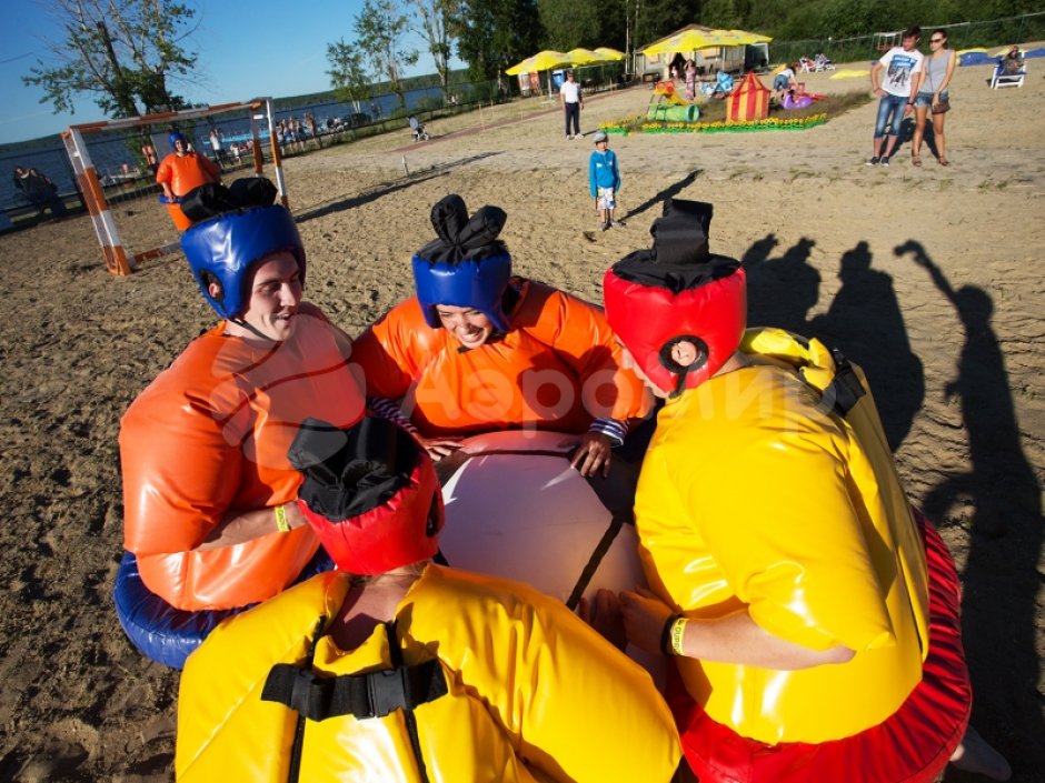 Сумобол — забавный командный аттракцион с большим мячом