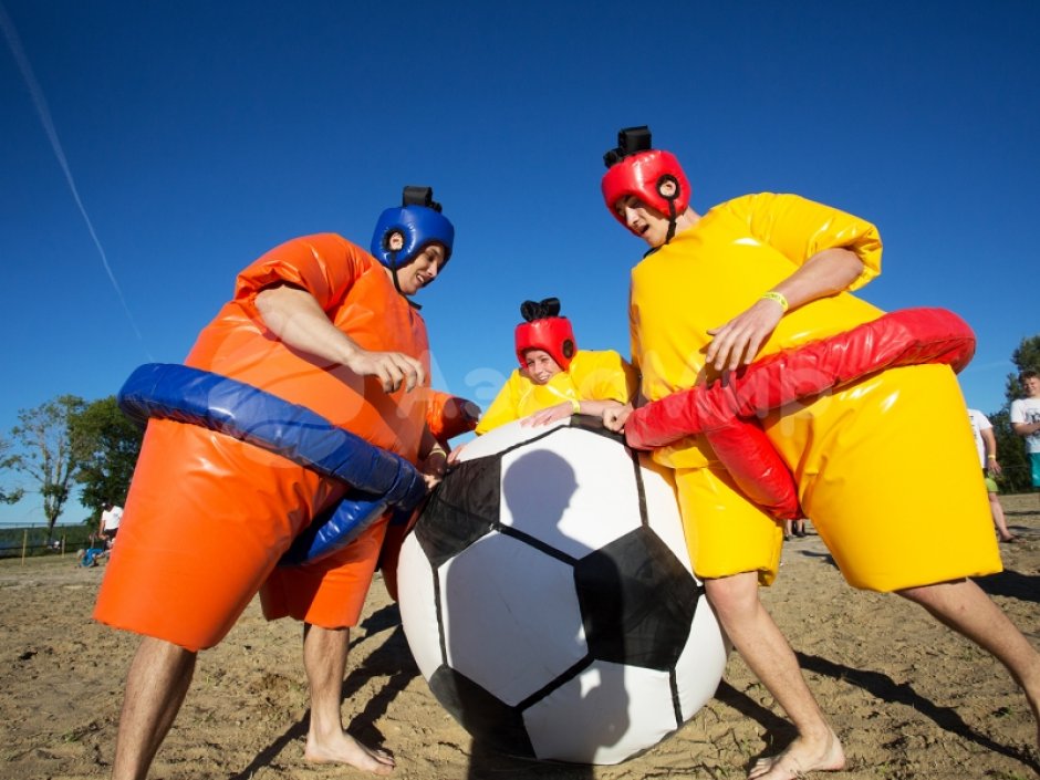 Сумобол — забавный командный аттракцион с большим мячом
