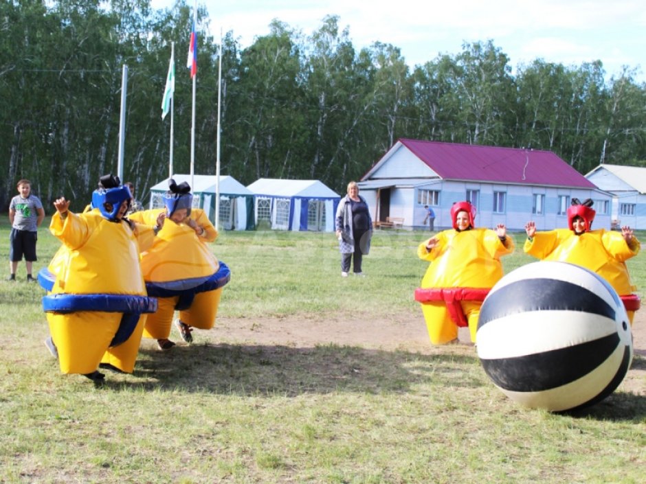 Сумобол — забавный командный аттракцион с большим мячом