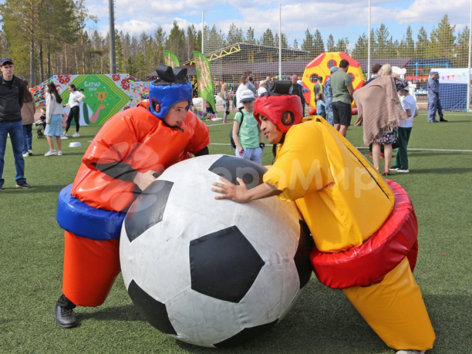 Сумобол — забавный командный аттракцион с большим мячом