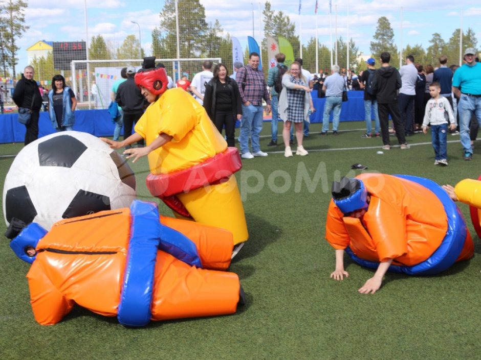 Сумобол — забавный командный аттракцион с большим мячом