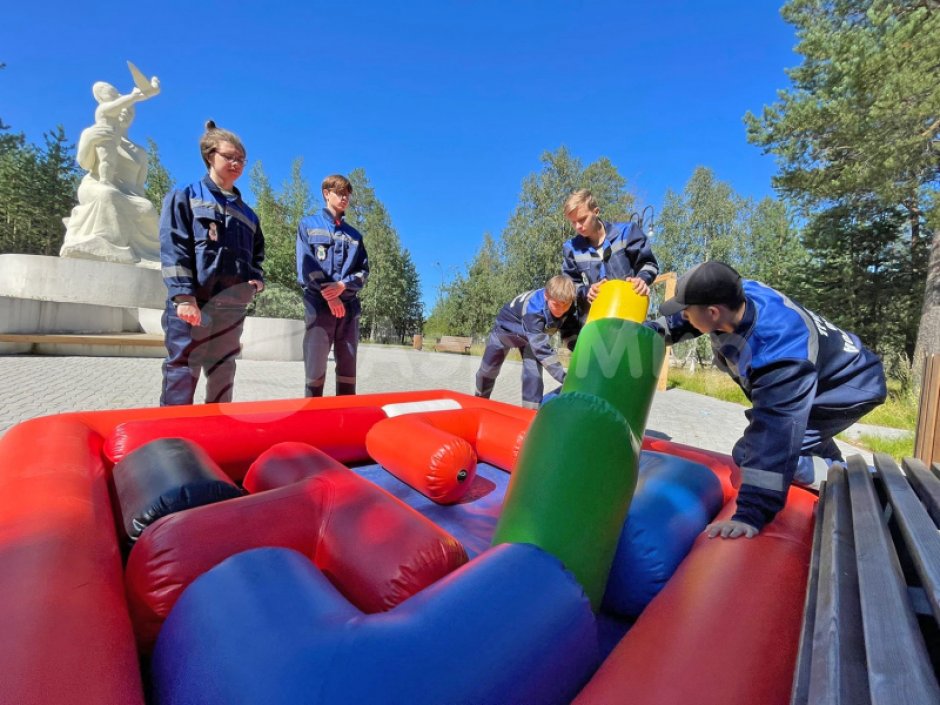 Надувной Тетрис — игра на время для команд