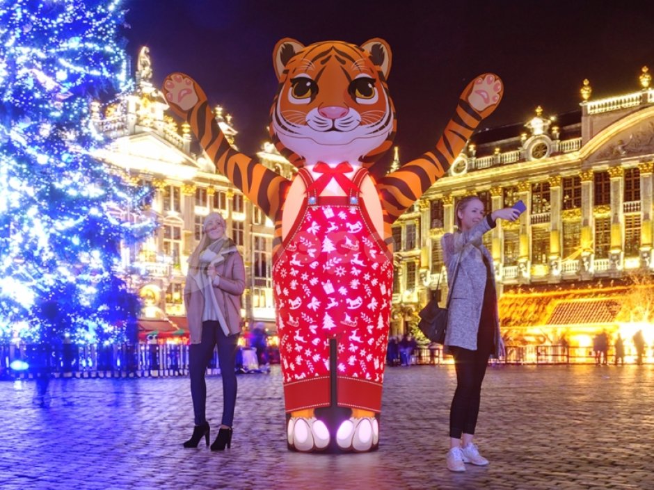 Тигр зазывала — новогодняя фигура с машущей лапой