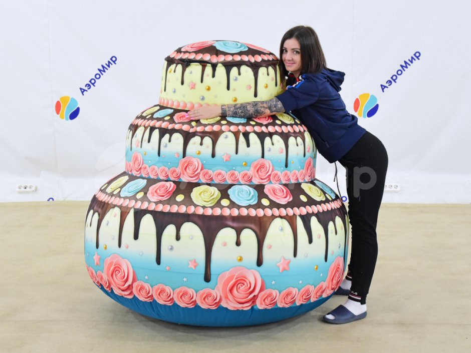 Тортик-подушка — яркий и легкий реквизит для шоу, игры и развлечений