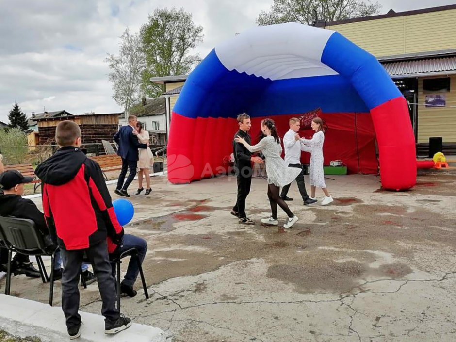 Сцена в цветах триколора для площади