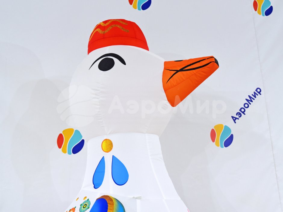 Надувная уточка в форме дымковской игрушки