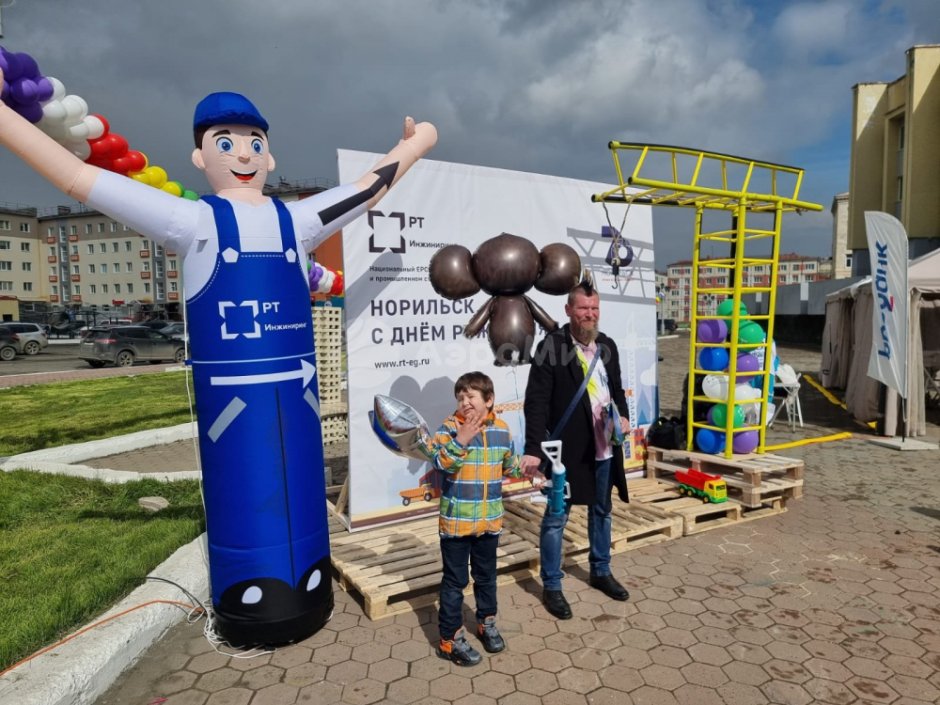 Зазывала-аэромен, Норильск.