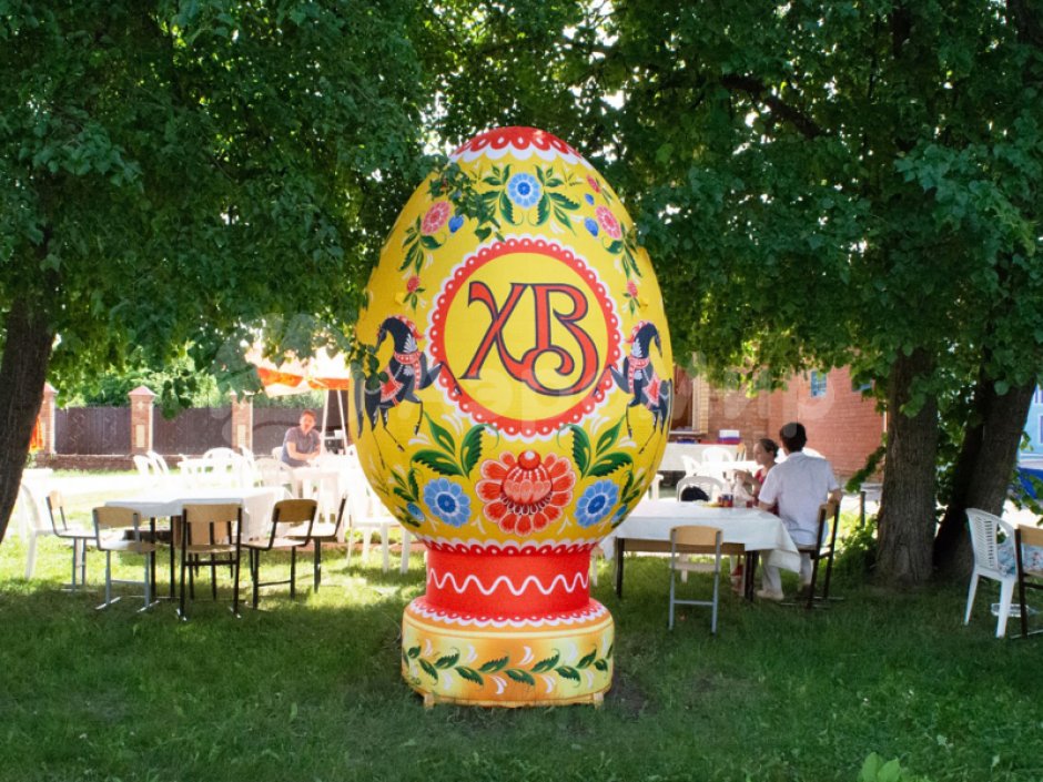 Пасхальное яйцо расписное — большая надувная фигура на Пасху